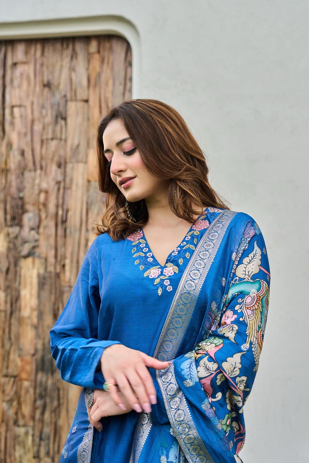 Mul Chanderi Thread Word Suit.