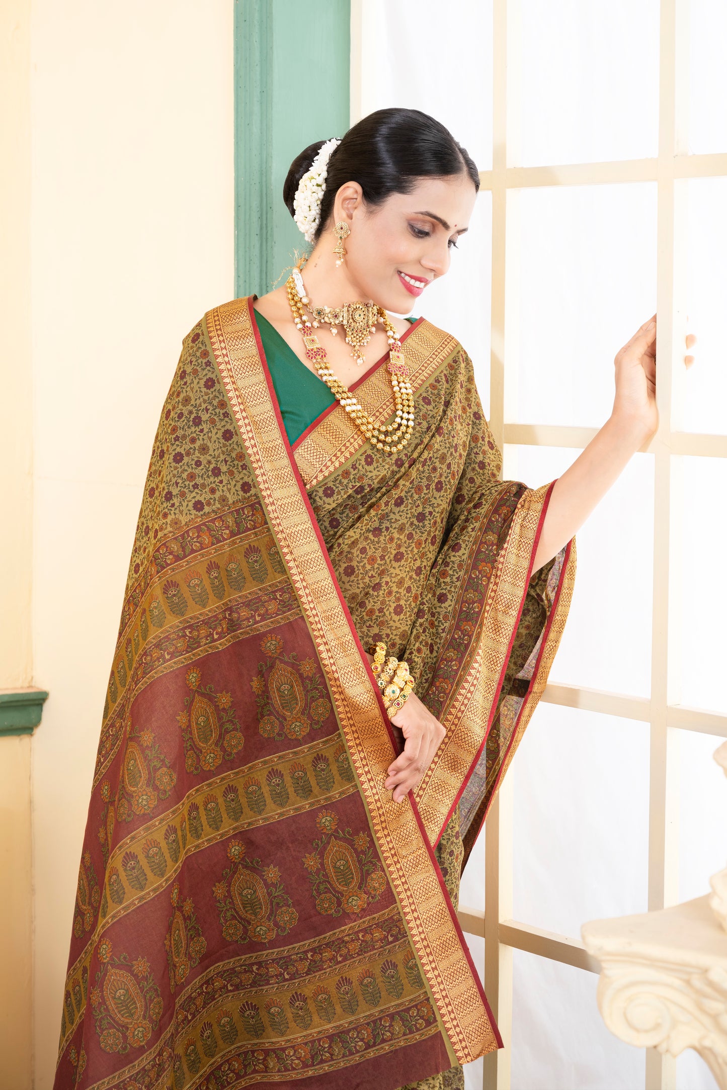 Luxurious Chanderi Saree with Delicate Sheen